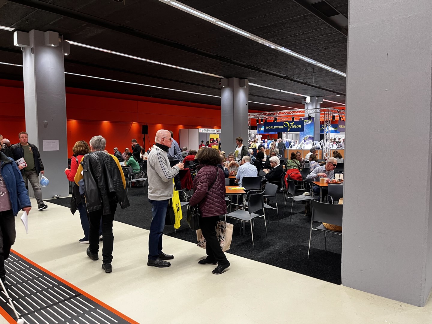 Overzicht van het centrale, open plein op de beurs. Dit geeft een beeld van de gedragingen van visueel beperkten een aanpassingen zoals geleidelijnen voor deze doelgroep